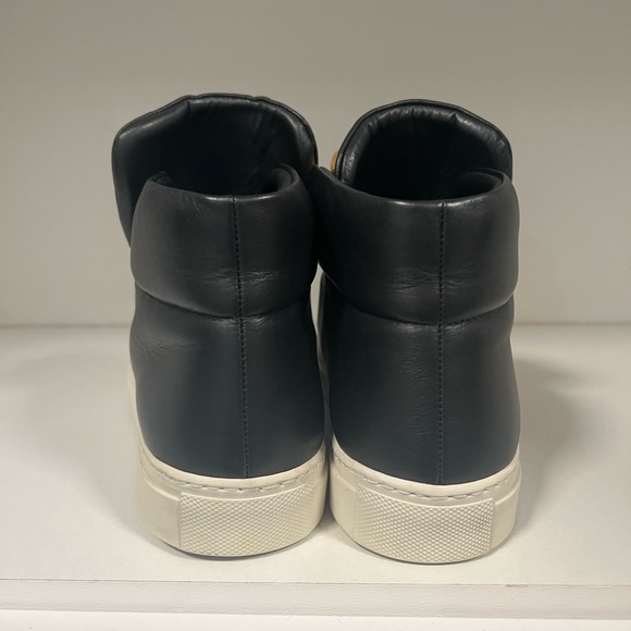 Versace - Picture 2 of 6